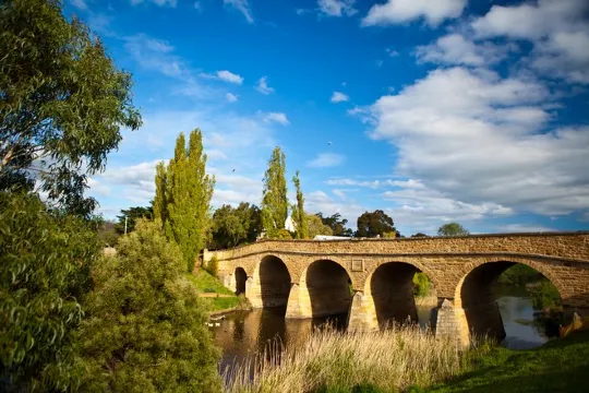 里奇蒙古老石拱橋