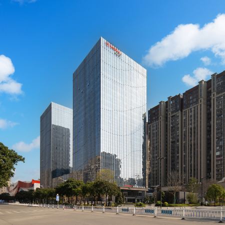 《魅力梅州+高鐵》連續2晚保證入住2025年全新開業梅州希爾頓歡朋酒店 龍歸大瀑布、百年圍龍屋承德樓、客家博物館、千佛塔寺【尋味鄉村客家宴】【金牌滋味雞風味宴】梅州高鐵美景純玩3天團 