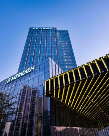 《保證出發+頭等艙直航船來回》保證入住國際品牌 LeMéridien酒店【酒店豐盛豪華主題海鮮自助晚餐】【清潤滋補石橄欖藥膳鴿(每人半隻)+秘製紅燒琉璃鴿(每人半隻)】中山美食純玩2天團