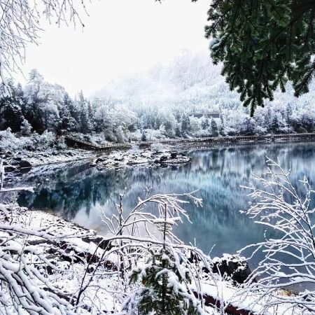 《九寨溝‧牟尼溝》6天團 九寨溝(童話世界)、牟尼溝、樂山大佛(遊船)、熊貓之鄉~臥龍國家級保護區(中華大熊貓苑)、成都【獨家保證2晚九寨溝九寨天堂洲際大飯店（尊享VIP禮遇，豪華獨立包廂晚餐）】