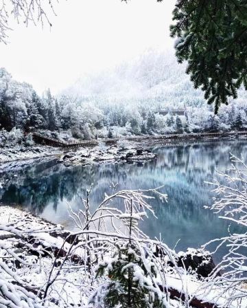 《九寨溝‧牟尼溝》6天高鐵團 九寨溝(童話世界)、牟尼溝、樂山大佛(遊船)、熊貓之鄉~臥龍國家級保護區(中華大熊貓苑)、成都【獨家保證2晚九寨溝九寨天堂洲際大飯店（尊享VIP禮遇，豪華獨立包廂晚餐）】