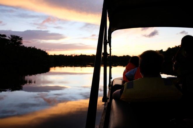 乘船夜觀螢火蟲