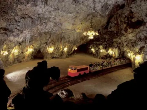 布斯當娜鐘乳洞