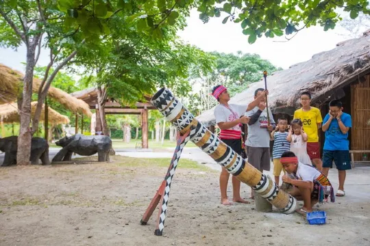 跟原住民玩竹砲