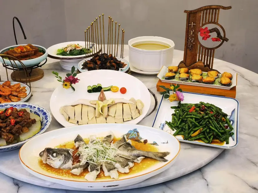 海膽醬焗鮑魚沉香雞宴