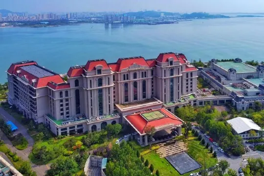 青島融創施柏閣酒店