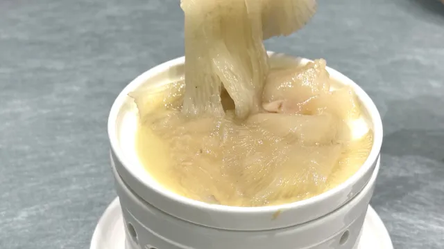 招牌砂鍋濃湯雞煲翅