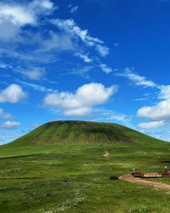 內蒙古(火山+草原+沙漠)6天純玩之旅 烏蘭哈達火山、希拉穆仁草原~穿蒙古服騎馬拍照、篝火晚會、蒙古包、響沙灣、大召寺、內蒙古博物院、特色文博下午茶、塞上老街