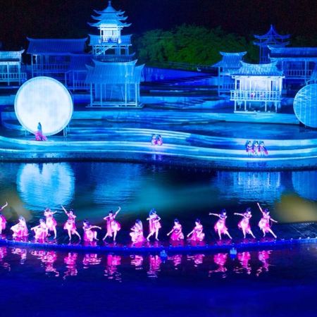 《清遠最新奇幻實景鉅製》《鳳凰樂土·山水麗人》潮遊~廣東版小九寨溝「千谷溪~九重飛瀑」、1978電影小鎮 入住廣州合匯溫泉(獨立溫泉池露台客房)【酒店中西式海鮮自助晚餐】廣州清遠美食純玩3天團