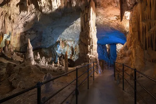 布斯當娜鍾乳洞