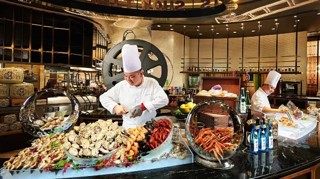 【新濠影滙-星滙餐廳 自助午餐】<金光飛航>澳門船票+玩樂快閃套票