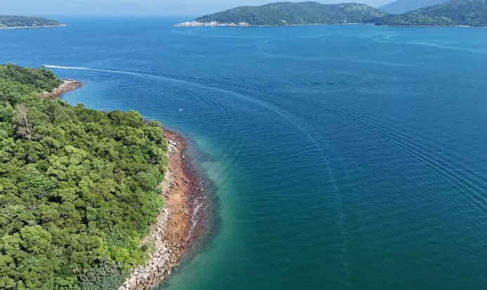 西貢西郊野公園遼闊海岸線同碧藍海水相映成趣，航拍角度下盡見香港後花園嘅天然魅力