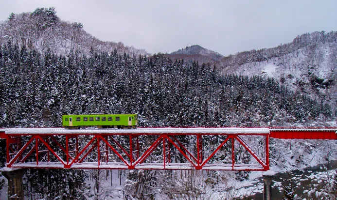 秋田市冬日雪景與山巒河流 秋田市冬日雪景與山巒河流