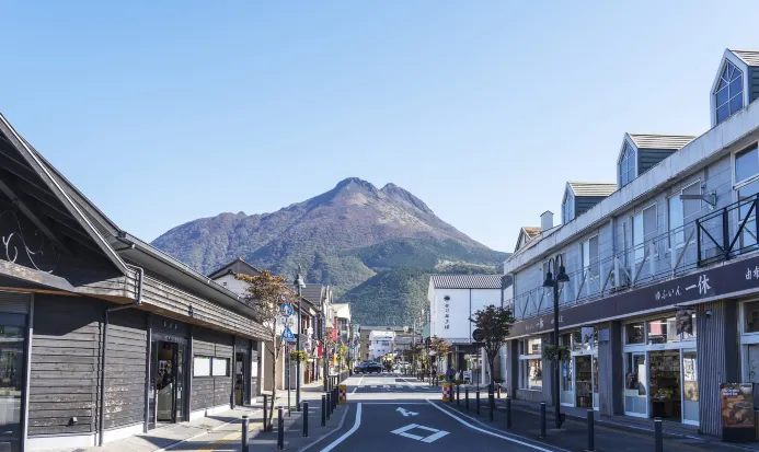 由布院溫泉一帶的田園小鎮與群山景緻 由布院溫泉一帶的田園小鎮與群山景緻