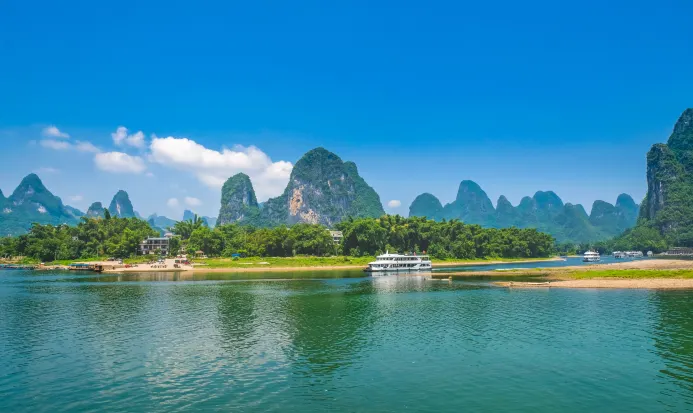 灕江興坪古鎮段喀斯特峰林與觀光船 灕江興坪古鎮段喀斯特峰林與觀光船