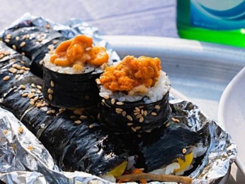 活鮑魚海鮮辛辣麵 + 韓式海膽一口紫菜飯捲