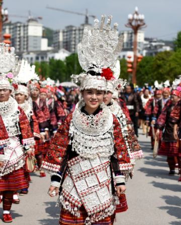 ※節慶貴州‧情定姊妹節 ※ 台江苗族姊妹節、鎮遠、貴陽、黃果樹5天純玩高鐵團  參觀姊妹節盛裝遊行、踩鼓對歌、黃果樹大瀑布、鎮遠古城、青龍洞古建築群、舞陽河三峽遊船、甲秀樓夜景《限定出發：4月29日》