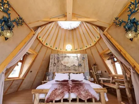 根河西烏乞亞撮羅子營地 