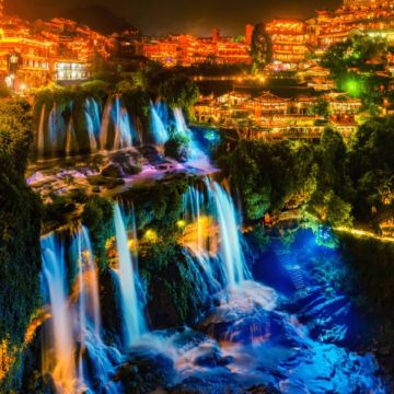 張家界(天子山、空中田園、袁家界、金鞭溪、寶峰湖、天門山、天門洞、無人機航拍)、芙蓉鎮(古鎮夜遊)、鳳凰古城(沱江泛舟)、矮寨大橋(懸空棧道)  6天升級純玩高鐵之旅