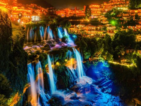 張家界(天子山、空中田園、袁家界、金鞭溪、寶峰湖、天門山、天門洞、無人機航拍)、芙蓉鎮(古鎮夜遊)、鳳凰古城(沱江泛舟)、矮寨大橋(懸空棧道)  6天升級純玩高鐵之旅