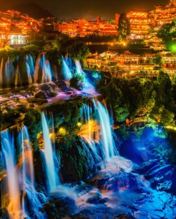 張家界(天子山、空中田園、袁家界、金鞭溪、寶峰湖、天門山、天門洞、無人機航拍)、芙蓉鎮(古鎮夜遊)、鳳凰古城(沱江泛舟)、矮寨大橋(懸空棧道)  6天升級純玩高鐵之旅