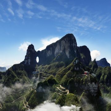 【🐰復活節限定‧暢遊張家界仙境🐣】張家界(天子山、袁家界、天門山、天門洞、百龍電梯、無人機航拍、十里畫廊、寶峰湖、空中田園、土家民俗長攏宴)、鳳凰古城(沱江泛舟、古城夜遊)