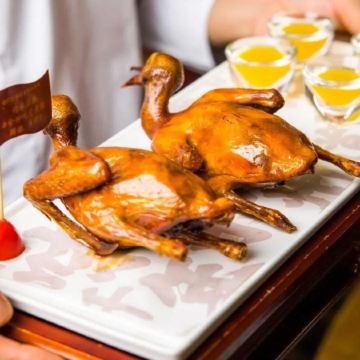 《品嚐地道三大皇牌美食》【古法荔枝柴燒鵝宴】【乾坤霹靂飛天乳鴿十式宴】【開心十八秒脆肉鯇宴】保證入住東方鳳悅鳳凰酒店 中山美食純玩2天團