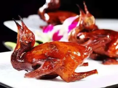 招牌古法脆皮乳鴿