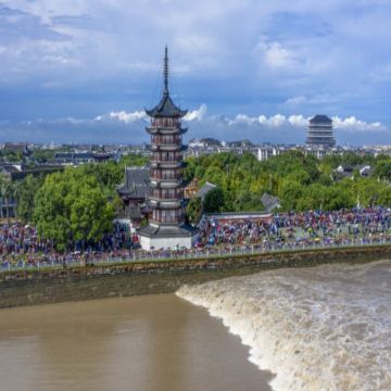 【壯觀天下無🌊賞一年一度錢塘江大潮】8天團 海寧觀潮、🌕沉浸式宮廷中秋盛宴~禾宴、無錫(清名橋古運河遊船、黿頭渚、惠山古鎮)、杭州(西湖)、嘉善(雲瀾灣溫泉)、濮院時尚古鎮、紹興、蘇州、上海