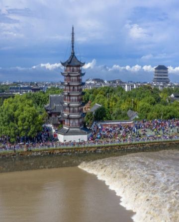 【壯觀天下無🌊賞一年一度錢塘江大潮】8天團 海寧觀潮、🌕沉浸式宮廷中秋盛宴~禾宴、無錫(清名橋古運河遊船、黿頭渚、惠山古鎮)、杭州(西湖)、嘉善(雲瀾灣溫泉)、濮院時尚古鎮、紹興、蘇州、上海