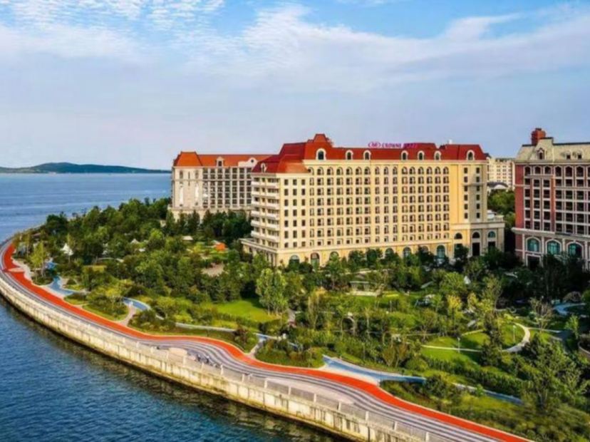 青島東方影都皇冠假日酒店