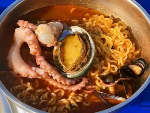 活鮑魚海鮮辛辣麵 + 韓式海膽一口紫菜飯捲