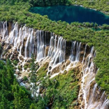 《九寨溝》醉美童話世界‧四川三大世界遺產 ~九寨溝(包景區獨立環保車)、樂山大佛(遊船)、瑤池仙境~黃龍、都江堰熊貓樂園(觀看國寶大熊貓)、成都、寬窄巷子、太古里6天純玩團