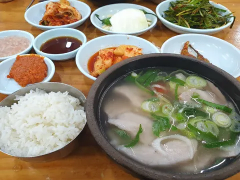 釜山名物：豚肉湯飯
