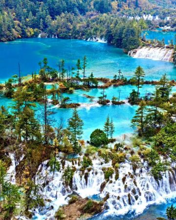 《九寨溝‧黃龍‧峨眉山》四川皇牌 8天深度之旅 九寨溝(重本包獨立環保車)、黃龍(包上行纜車)、峨眉山金頂(VIP通道)、樂山大佛(遊船)、成都大熊貓繁育研究基地、【全港獨家】連住３晚九寨天堂洲際酒店