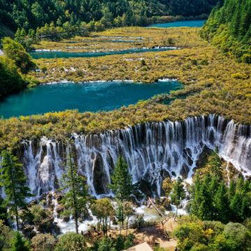 《九寨溝‧黃龍‧樂山》天府四川深度遊九寨溝(童話世界)、黃龍(瑤池仙境)、樂山大佛(遊船)、東方佛都、成都大熊貓繁育研究基地(觀賞國寶熊貓)、都江堰(千年水利工程)8天高鐵團