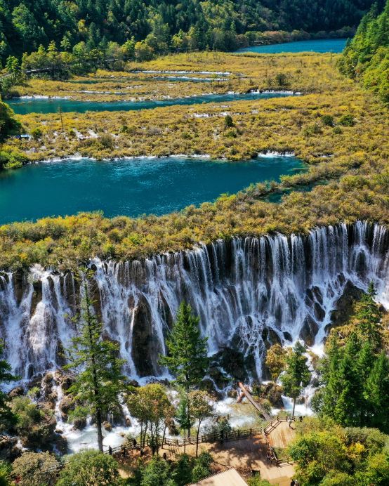 《九寨溝‧黃龍‧樂山》天府四川深度遊九寨溝(獨立環保車)、黃龍(瑤池仙境)、樂山大佛(遊船)、東方佛都、成都大熊貓繁育研究基地(觀賞國寶熊貓)、都江堰(千年水利工程)8天高鐵團