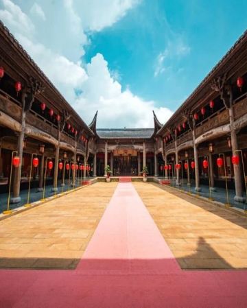 《閩粵客家風情+高鐵》「武平版寬窄巷子」~興賢坊傳統文化街區「客家百姓鎮」龍岩武平百家大院 保證入住國際品牌~梅州金葉戴斯溫德姆酒店 【百年圍龍屋私房菜】【盆滿缽滿八珍盆菜宴】梅州福建美景純玩3天