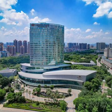 《惠州閒遊》保證入住國際品牌~Crowne Plaza惠州皇冠假日酒店【酒店豐盛海鮮自助餐】【任食荔枝柴燒鵝+任飲啤酒】【招牌古法脆皮乳鴿宴】「惠州西湖」惠州美景純玩2天團