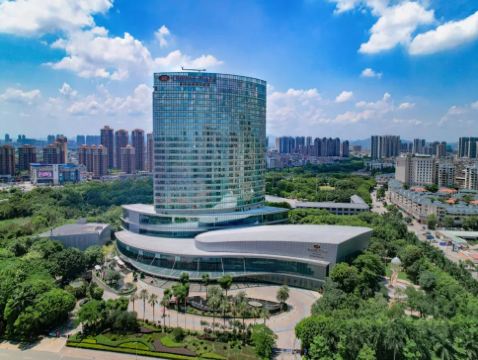 《惠州閒遊》保證入住國際品牌~Crowne Plaza惠州皇冠假日酒店【酒店豐盛海鮮自助餐】【任食荔枝柴燒鵝+任飲啤酒】【招牌古法脆皮乳鴿宴】「惠州西湖」惠州美景純玩2天團