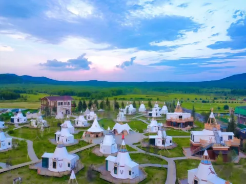 根河西烏乞亞撮羅子營地 