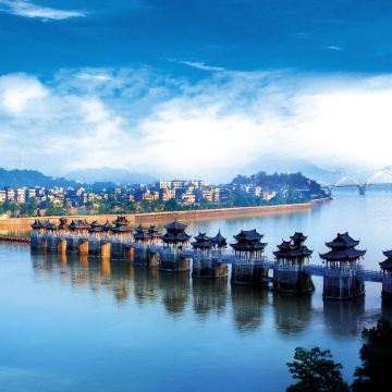 《潮玩攻略+璀璨天燈夜+高鐵》連續2晚入住汕頭白天鵝酒店(約400呎客房) 潮遊古城、千年古城「龍湖古寨」【獅頭鵝全鵝宴】【任食一人一鍋金牌牛肉火鍋宴】潮州純玩加班3天團