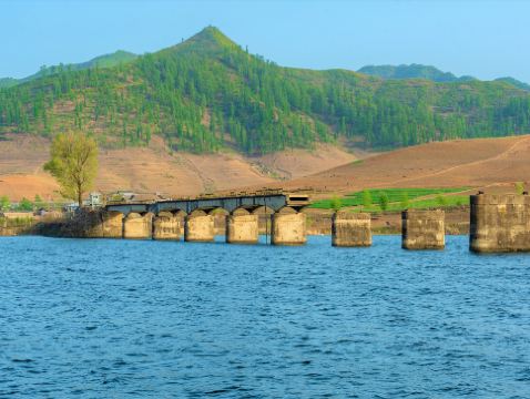 關東第一名山~長白山、大連、丹東、吉林、長春8天純玩之旅 ※ 河口斷橋、船遊鴨綠江、霧淞實驗室、旅順軍港、203高地、東方威尼斯水城、長白山北坡、王朝聖地溫泉酒店、朝鮮民俗村、親手採挖長白山人參