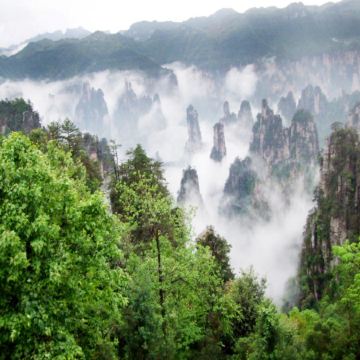 張家界、鳳凰古城4天純玩高鐵團 張家界(天子山、袁家界、百龍電梯、無人機航拍、土司城)、鳳凰古城(沱江泛舟、古城夜遊)、瀑布上的千年古鎮~芙蓉鎮