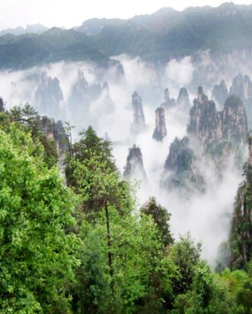張家界、鳳凰古城4天純玩高鐵團 張家界(天子山、袁家界、百龍電梯、無人機航拍、土司城)、鳳凰古城(沱江泛舟、古城夜遊)、瀑布上的千年古鎮~芙蓉鎮