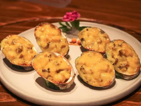 招牌黃金醬焗鮑魚