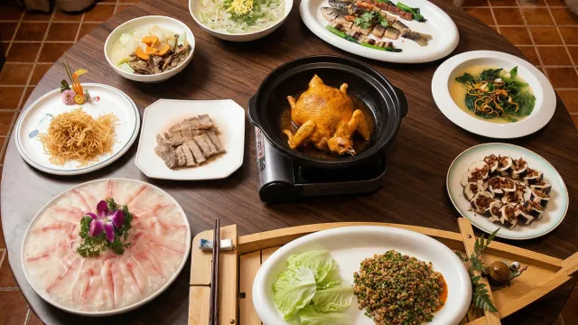 古法脆皮鮑魚瑤柱糯米雞