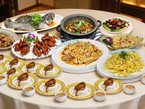 《全港獨家》珠海30年老字號《蛇平飯店》【非遺獲獎美食:海沙煨果園走地靚雞+招牌首創焗南瓜宴】VIP包廂【鮑汁扣海參(位上)+招牌翅湯花膠魚茸羹(位上)】保證入住中山中心逸衡酒店 中山珠海澳門2天團