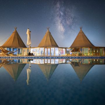 銀川、寧夏深度野奢住宿6天之旅【入住1晚通湖草原七號星空帳篷+升級1晚隱世奢華銀川賀蘭安漠酒店】 越野車穿越赤谷(沙漠下午茶、滑沙、航拍)、通湖草原、沙坡頭、西夏陵、青銅峽黃河大峽谷108塔