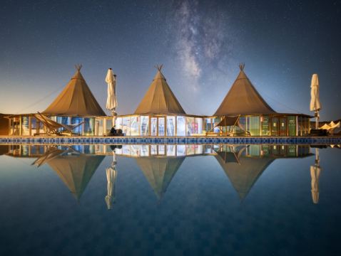 銀川、寧夏深度野奢住宿6天之旅【入住1晚通湖草原七號星空帳篷+升級1晚隱世奢華銀川賀蘭安漠酒店】 越野車穿越赤谷(沙漠下午茶、滑沙、航拍)、通湖草原、沙坡頭、西夏陵、青銅峽黃河大峽谷108塔